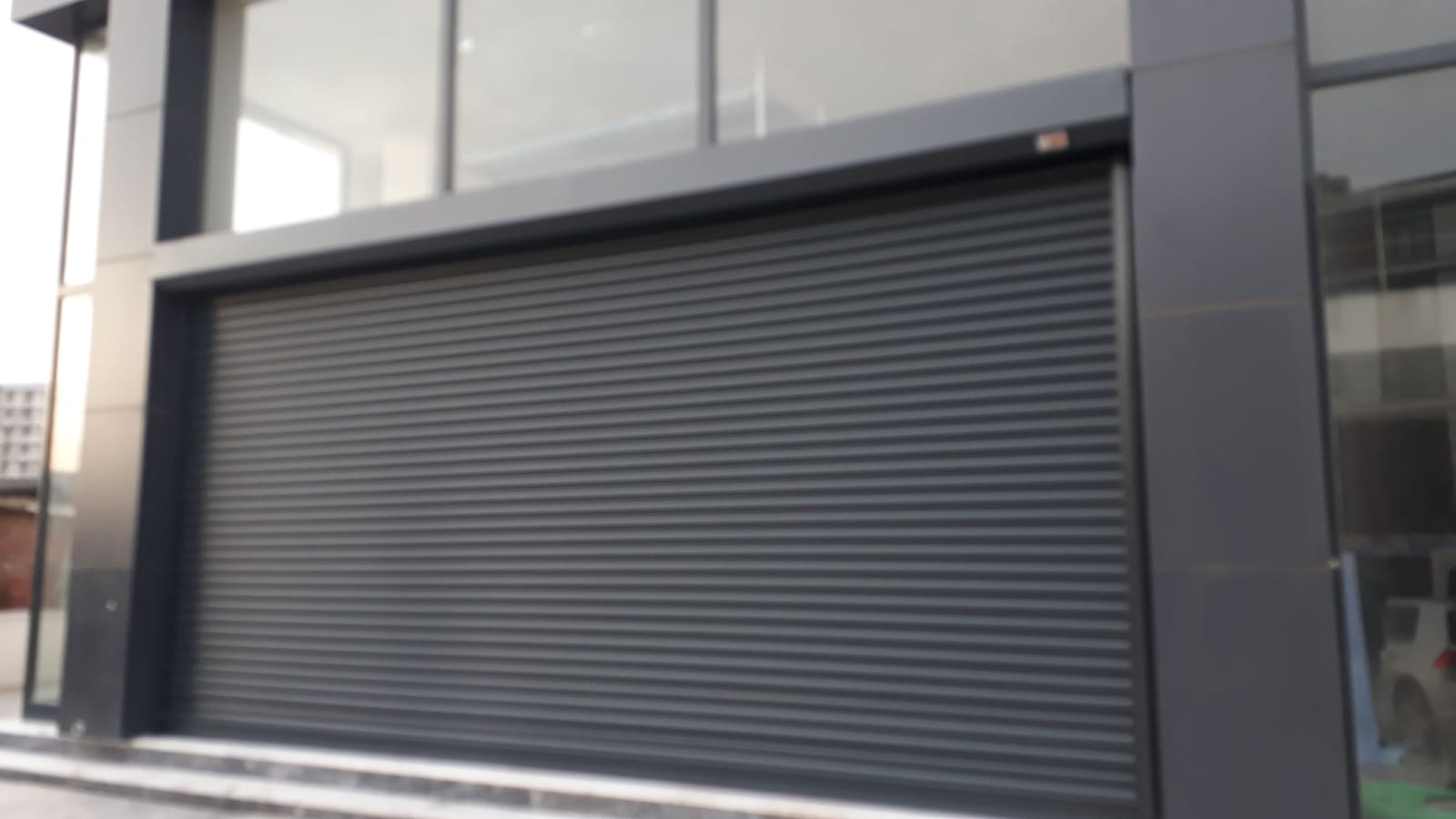 Esenler iş yeri girişine monte edilen otomatik kepenk sistemi